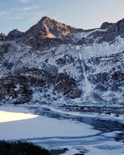 白昼积雪的山